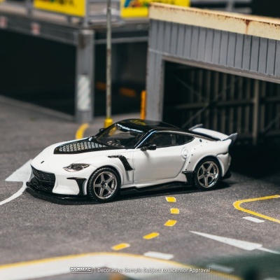 Miniatura de carro de corrida branco com capô preto e rodas prateadas