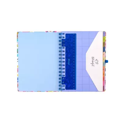 Caderno espiral aberto com divisórias coloridas e régua azul