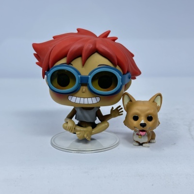 Figura Funko Pop ruiva com óculos azuis e cão castanho claro