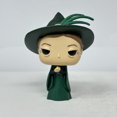 Figura Funko Pop de bruxa com vestido verde e chapéu.