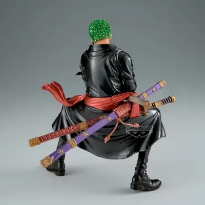 Figura de ação de personagem vestido preto com espadas e cabelo verde