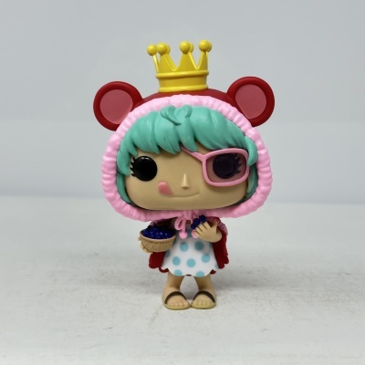 Boneco vinyl com cabelo azul, capuz rosa e coroa amarela