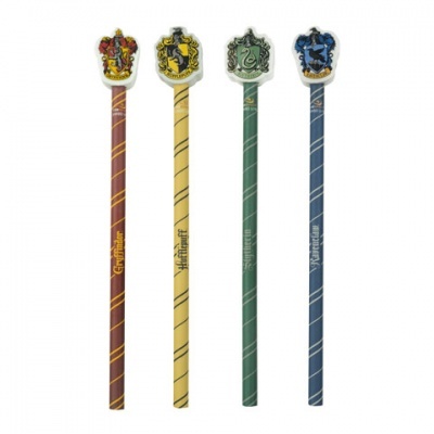 Lápis temáticos das casas de Hogwarts com emblemas coloridos no topo