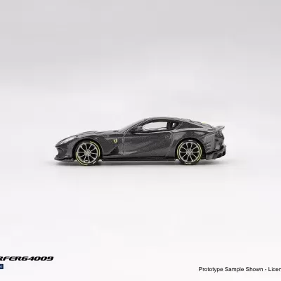 Miniatura de carro desportivo Ferrari cinza metálico em escala 1/64