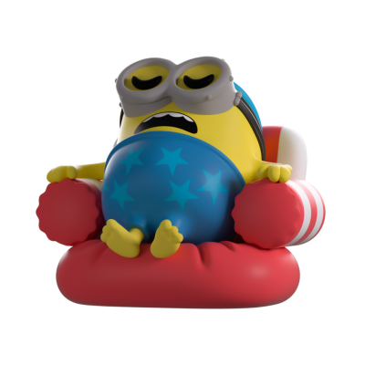 Figura de Minion amarelo em fato de banho azul deitado em bóia insuflável vermelha