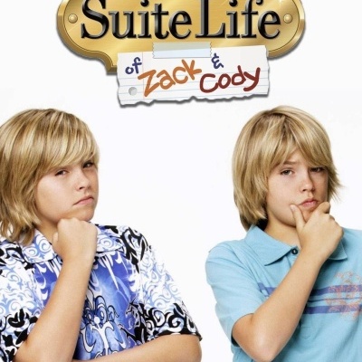 Poster da série The Suite Life of Zack & Cody com dois rapazes loiros em fundo branco