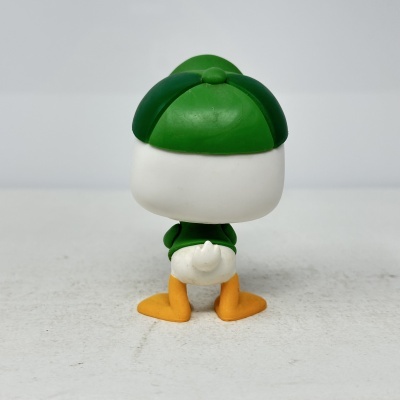 Figura brinquedo plastic com boné verde vista de costas