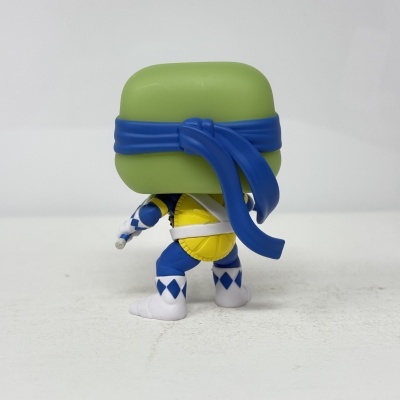 Boneco Funko Pop tartaruga com fita azul e concha amarela