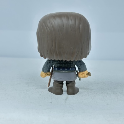 Boneco Funko Pop visto de costas com cabelo castanho e roupa texturizada cinzenta e azul