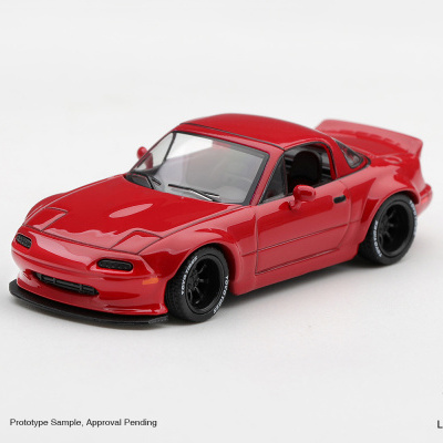 Modelo de carro vermelho de brinquedo com rodas pretas em fundo branco