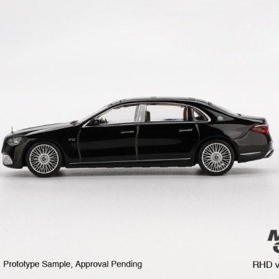 Miniatura de carro de luxo preto com quatro portas e detalhes brilhantes