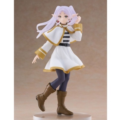Figura de personagem anime com cabelo lilás, roupa branca com detalhes dourados e botas castanhas.