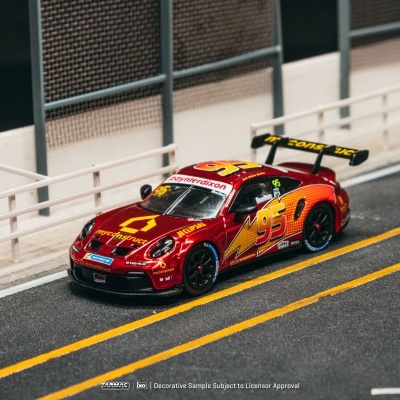 Miniatura de carro de corridas vermelho com número 95 e texto paynterdixon na pista