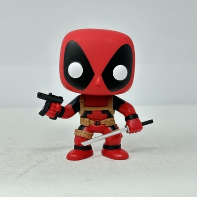 Figura colecionável personagem com máscara vermelha e preta segurando arma e espada