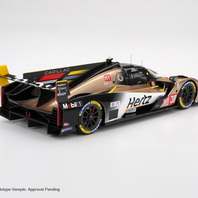 Modelo de carro de corrida protótipo Cadillac preto, dourado e branco com letras Hertz e Mobil 1.