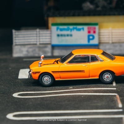 Modelo em miniatura de carro laranja estacionado