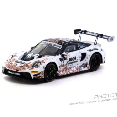 Modelo de carro de corrida branco com padrão floral rosa e preto e adesivos