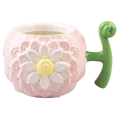 Caneca cerâmica rosa com flor em relevo e pega verde enrolada