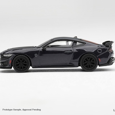 Miniatura de carro desportivo preto com detalhes em fundo branco