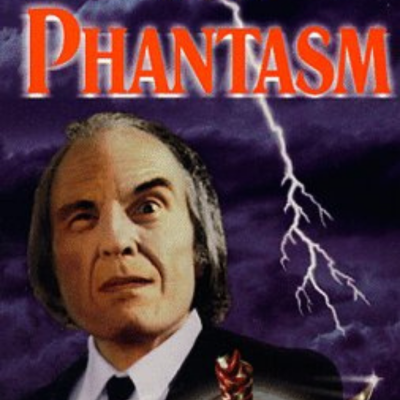 Cartaz do filme Phantasm com homem de fato escuro e relâmpagos ao fundo