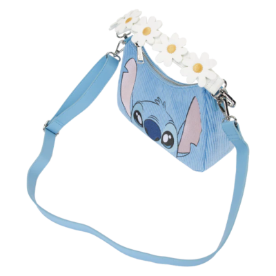Mala azul clara com o personagem Stitch e alça decorativa com flores brancas