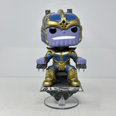 Figura Funko Pop de Thanos sentado num trono, com capacete azul e dourado.