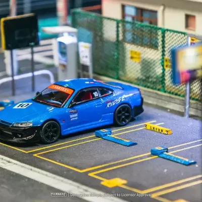 Miniatura de carro de corrida azul num parque de estacionamento em miniatura