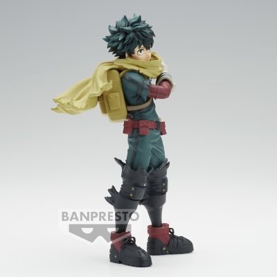 Figura de ação de personagem com roupa verde, cachecol amarelo e mochila castanha