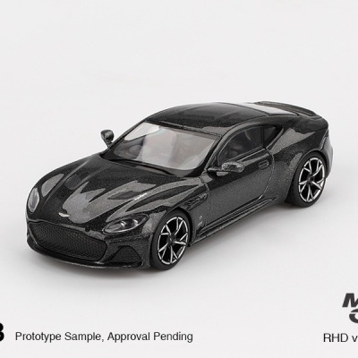 Carro miniatura preto metálico modelo Aston Martin