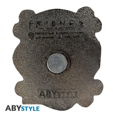 Produto cinza escuro com íman circular e texto FRIENDS e ABYSTYLE