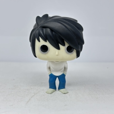 Figura Funko Pop de vinil com cabelo preto e roupa casual