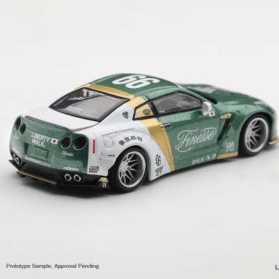 Miniatura de carro desportivo verde com detalhes brancos e dourados e números 66.