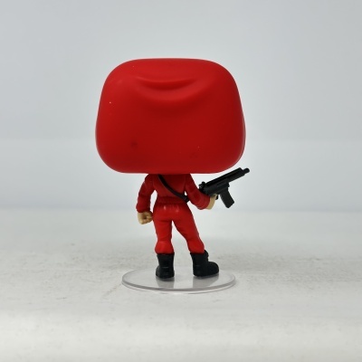 Boneco colecionável de plástico com roupa vermelha e capacete grande.