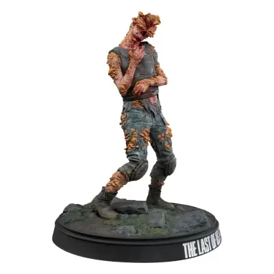 Estatueta de personagem em pose sobre base negra com texto THE LAST OF US