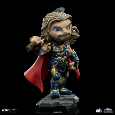 Figura de ação MiniCo de Thor com capa vermelha e armadura azul dourada em base cinzenta