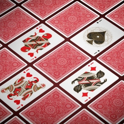 Cartas de baralho com verso vermelho e cartas visíveis Ás de Espadas, Valete e Dama de Copas, Valete de Ouros