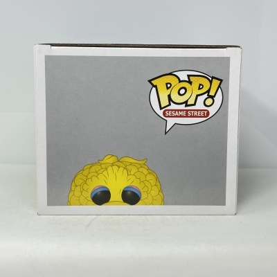 Caixa com boneco amarelo estilizado e texto POP! SESAME STREET