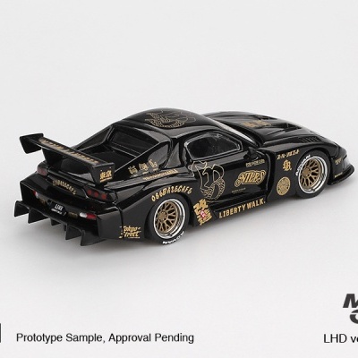 Miniatura de carro desportivo preto com rodas douradas e textos dourados
