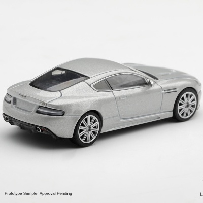 Miniatura de carro prateado com texto promocional