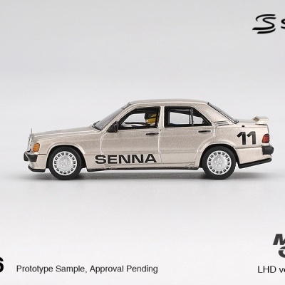 Miniatura de carro desportivo sedan prata com texto SENNA e número 11 preto