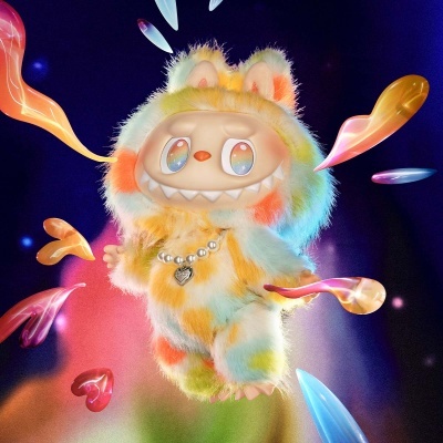Boneco de pelúcia colorido com olhos grandes e colar de pérolas