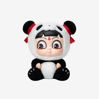 Boneco de peluche vestido de panda com olhos grandes e capuz com orelhas pretas e laços vermelhos