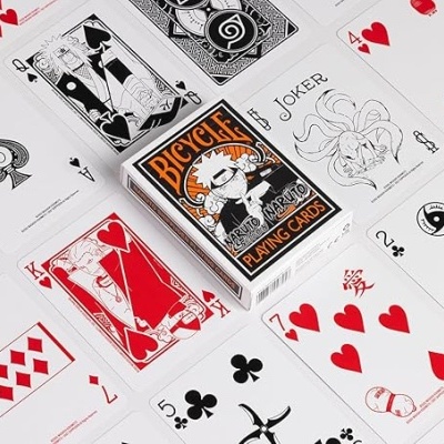 Baralho de cartas personalizado com tema Naruto com caixa laranja e preta e cartas ilustradas
