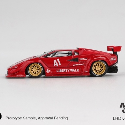 Modelo de carro desportivo vermelho com jantes douradas e textos na carroçaria