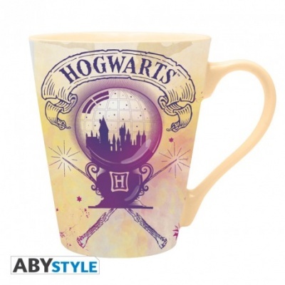 Caneca creme com ilustração roxa de Hogwarts e texto