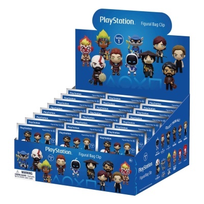 Caixa expositora azul com figuras de personagens da série PlayStation Figural Bag Clip Série 1