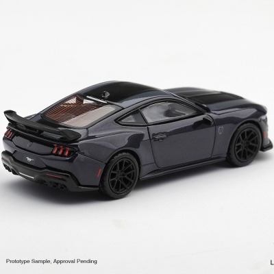 Miniatura de carro Ford Mustang preto em fundo branco