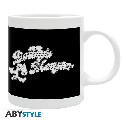 Caneca branca com design preto e texto 'Daddy's Lil Monster'