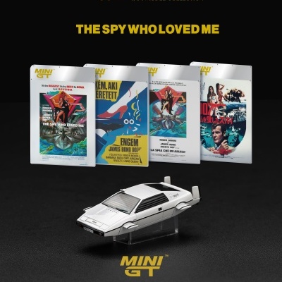 Miniatura de carro branco Lotus Esprit com posters de The Spy Who Loved Me em placas metálicas.