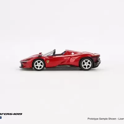 Miniatura de carro desportivo Ferrari vermelho em fundo branco